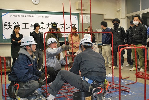 プロの技に見入る生徒ら