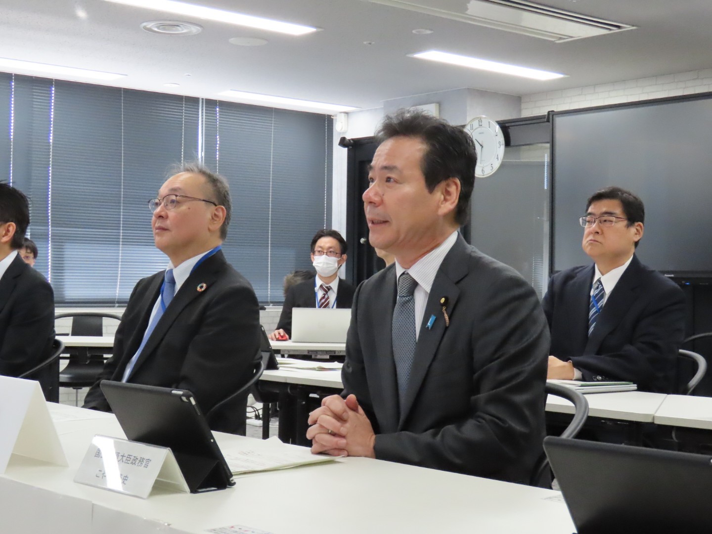 あいさつするこやり政務官