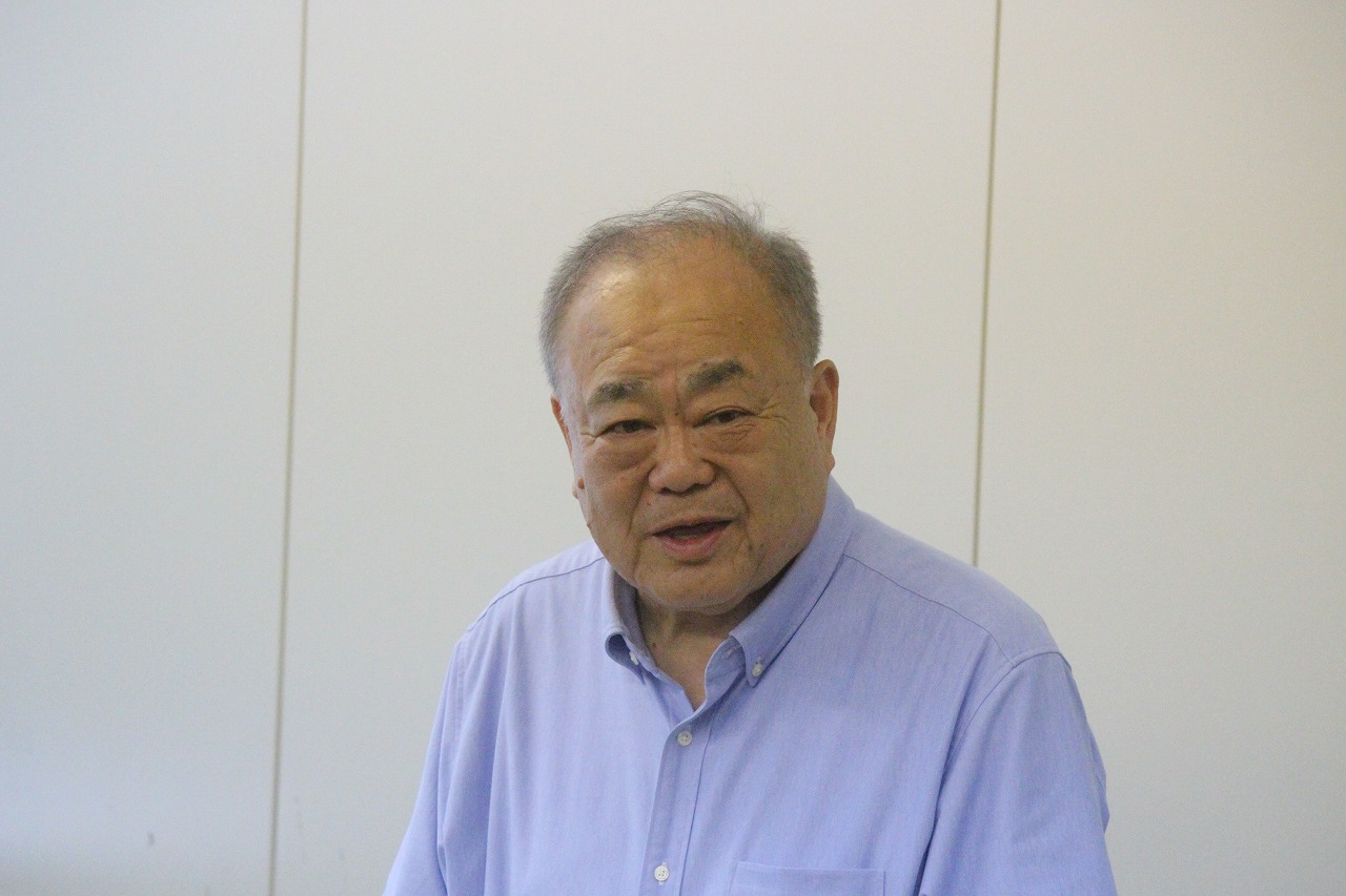 あいさつに立つ中村会長