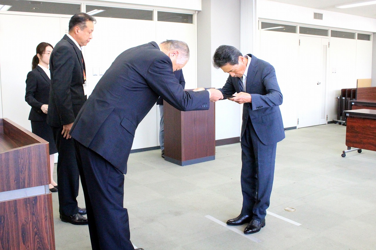 鹿間市長から賞状を受け取る伊藤代表取締役