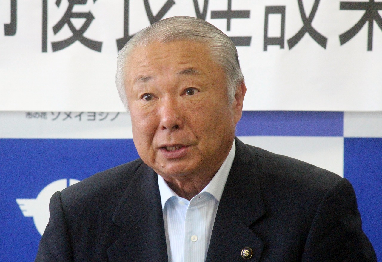 あいさつする鹿間市長