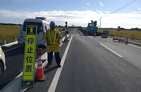交通量の多い道路で安全確保に努めた