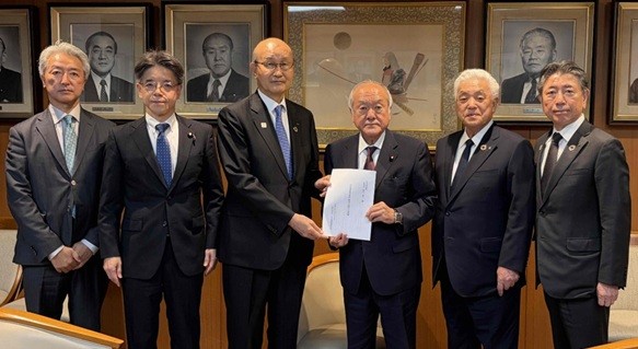 鈴木幹事長(右)に要望を手渡す宮本会長(左)