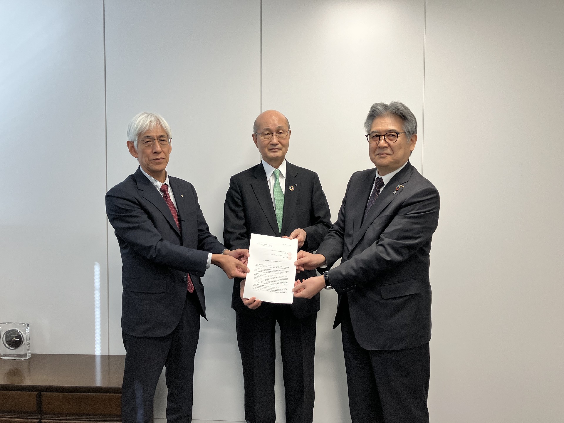 左から文挾会長、日建連・宮本会長、藤澤会長