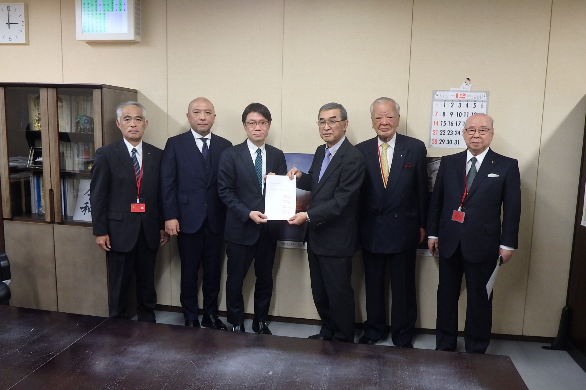 楠田局長(中央左)に要望書を提出