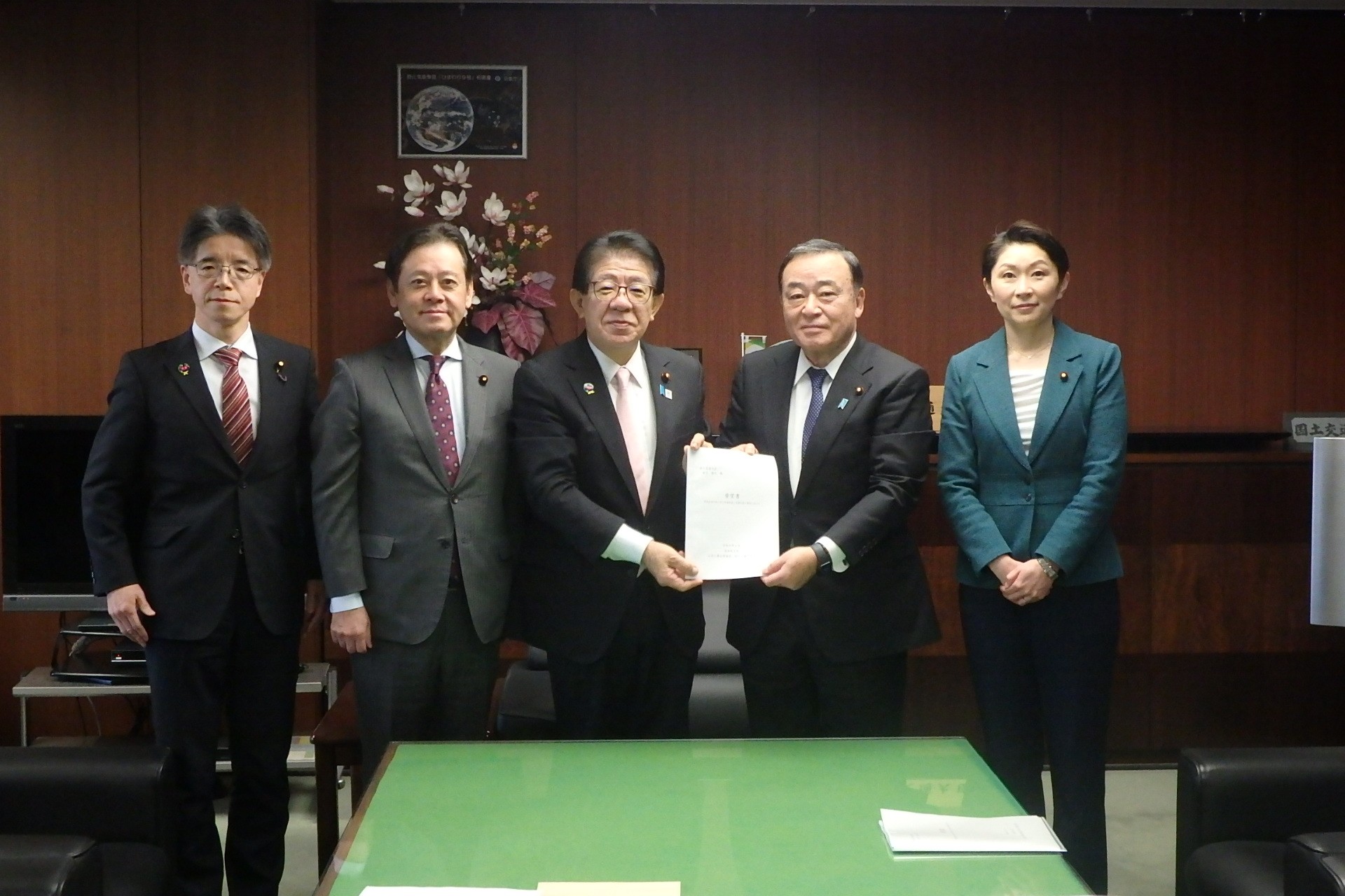 (左から)見坂次長、宮内事務局長、金子国交相、梶山会長、小渕副会長