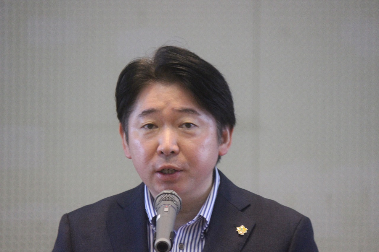 圏央道建設促進協議会総会であいさつする市原会長