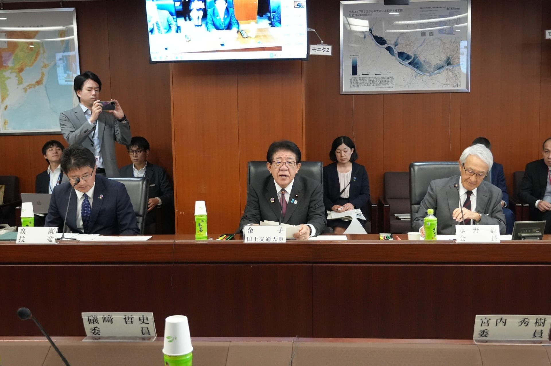 (左から)廣瀬技監、金子国交相、永野会長