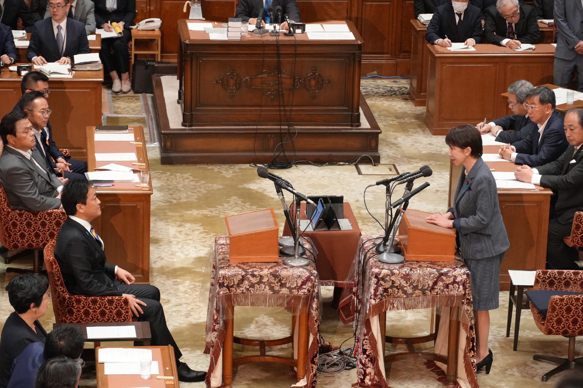玉木代表(左)に答える高市首相(右)