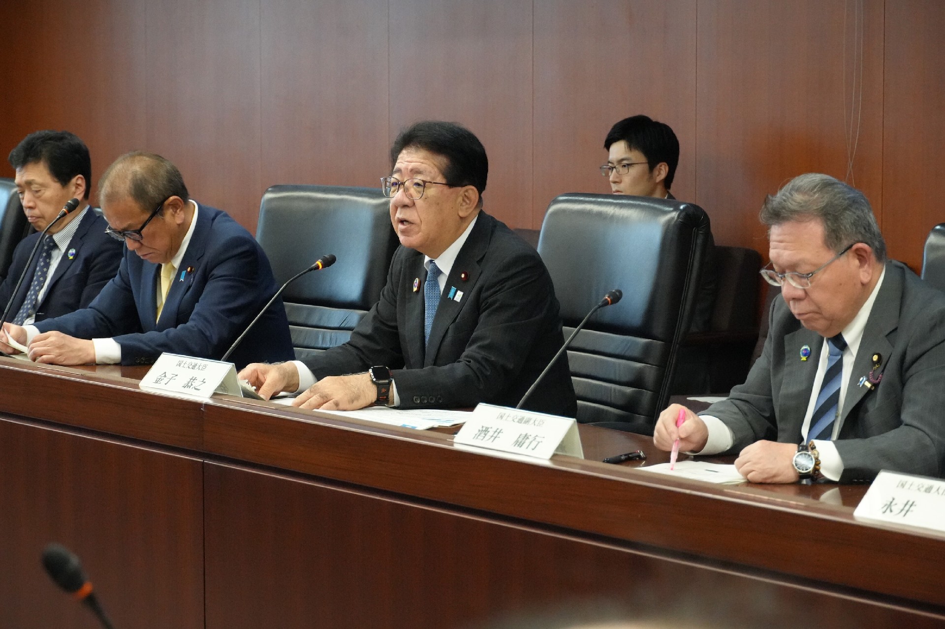 金子国交相(中央)