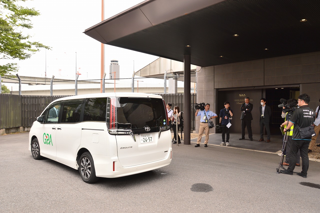 乗用車がターミナルに到着
