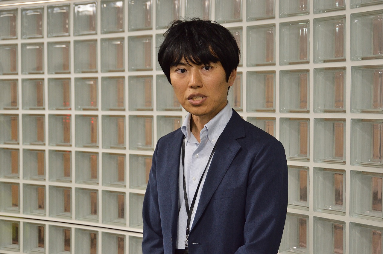 記者団の取材に応じる窪田マネージャー