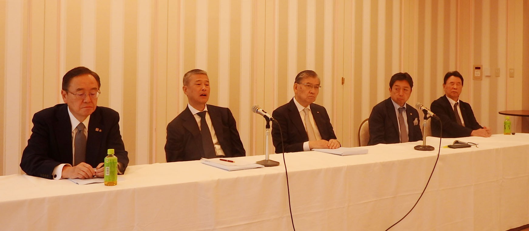 夏休み導入提言について話す岩田会長(左から2人目)