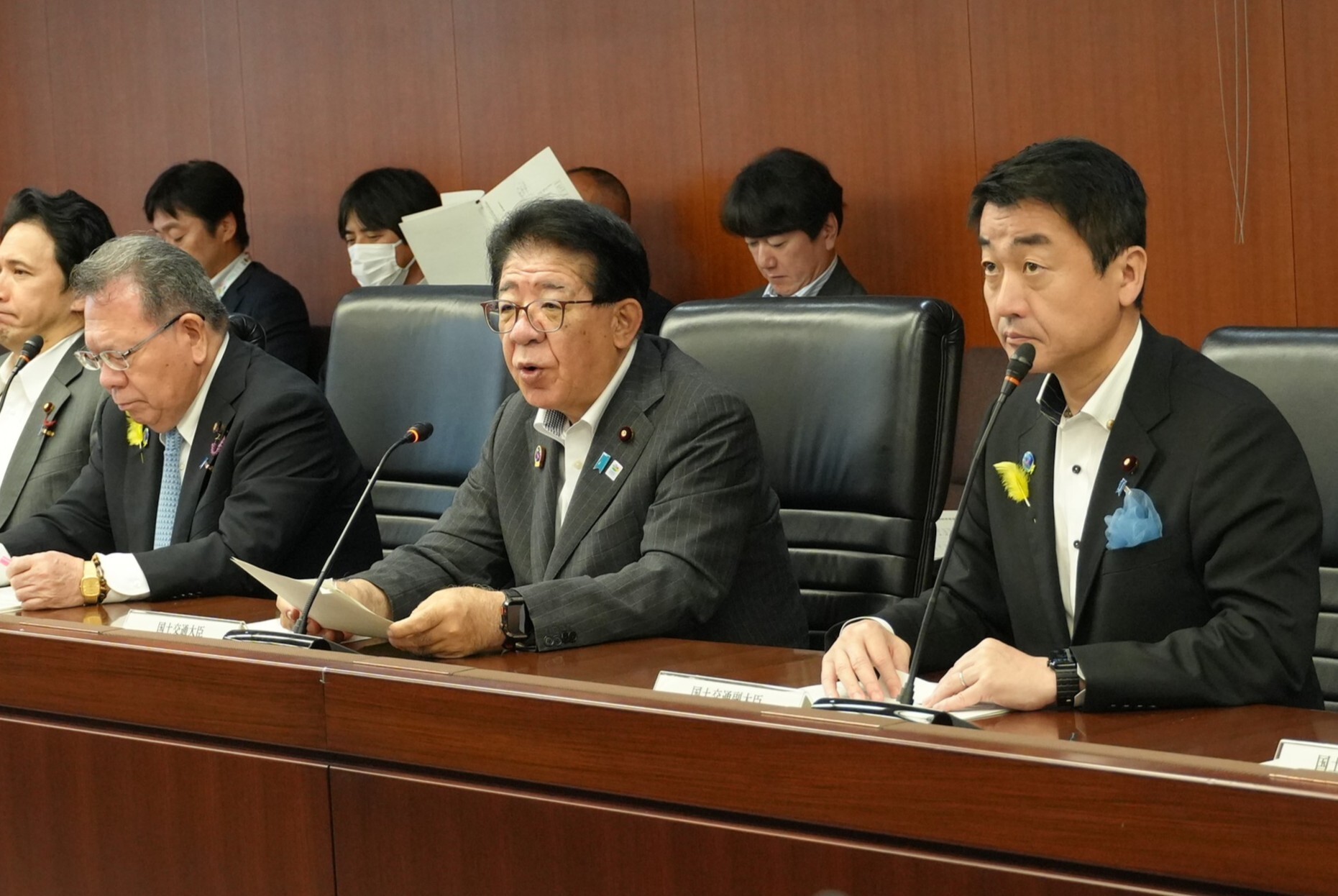 金子国交相(中央)