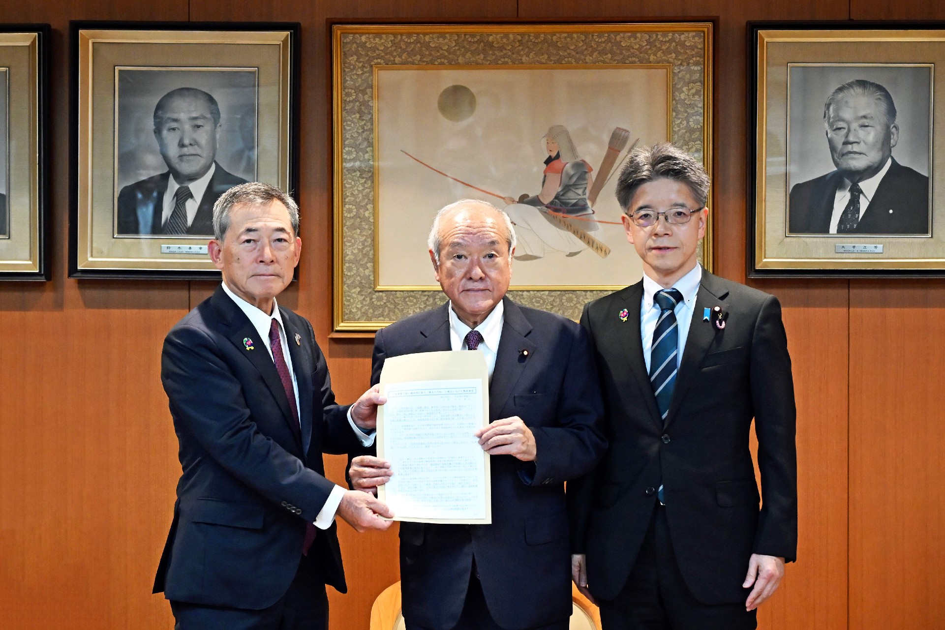 要望を手にする鈴木幹事長(中)と今井会長(左)、見坂参議院議員
