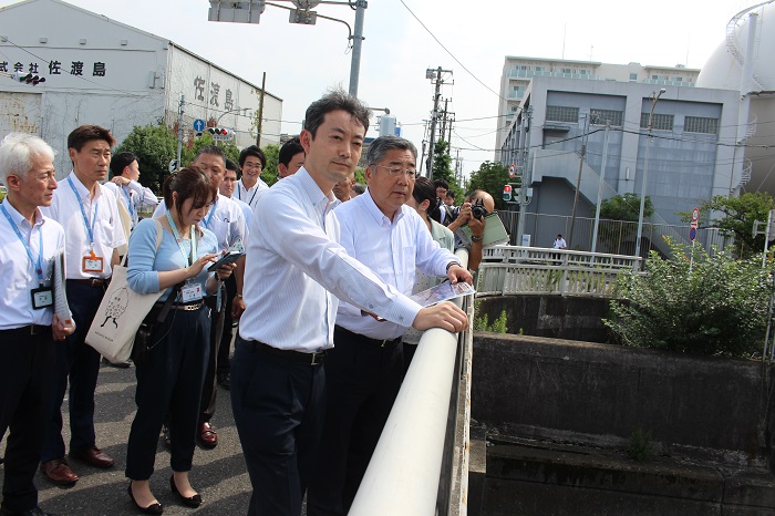 浦安市河口部を視察する熊谷知事と内田・浦安市長