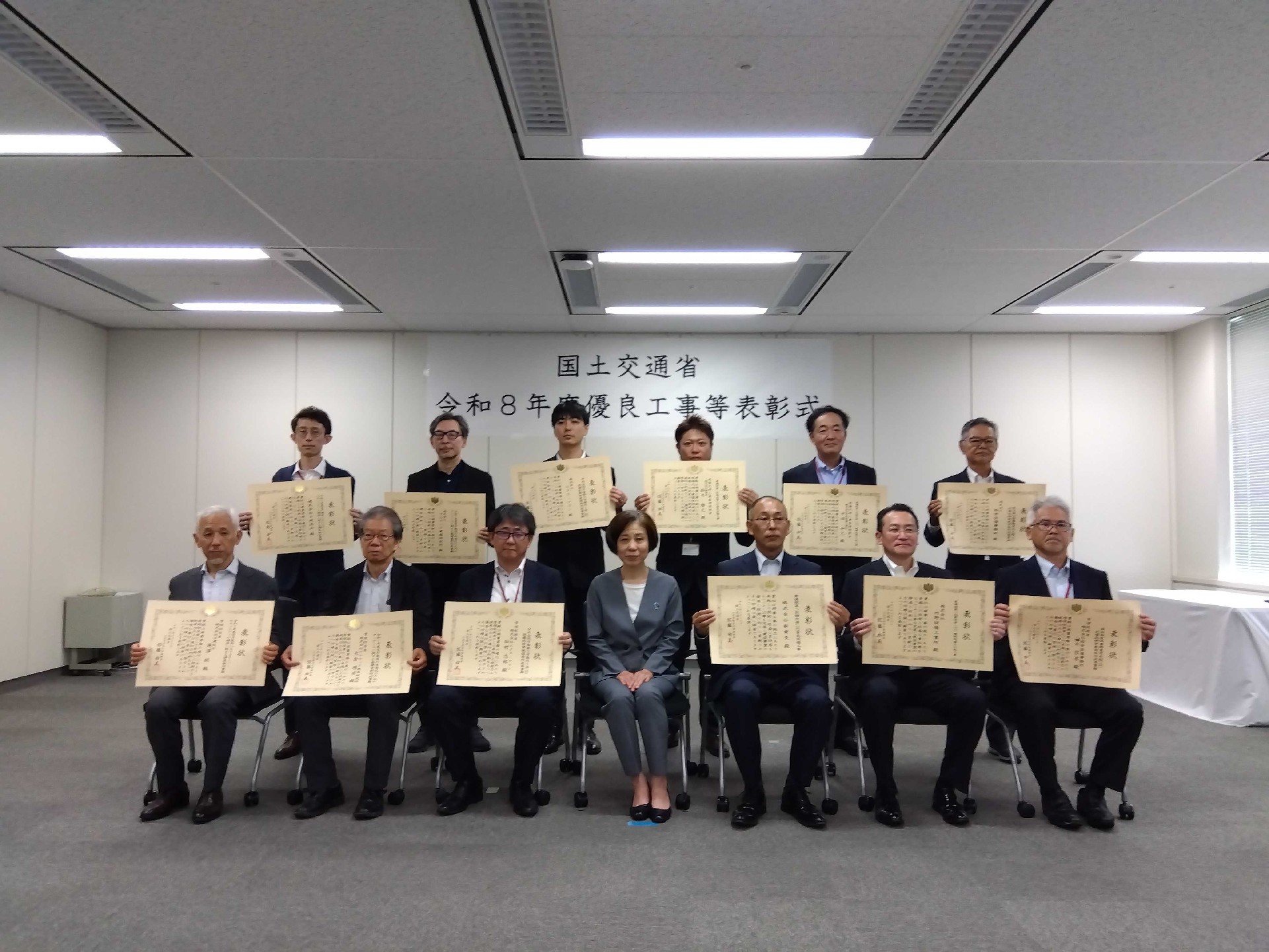 佐藤部長(中央)と受賞者