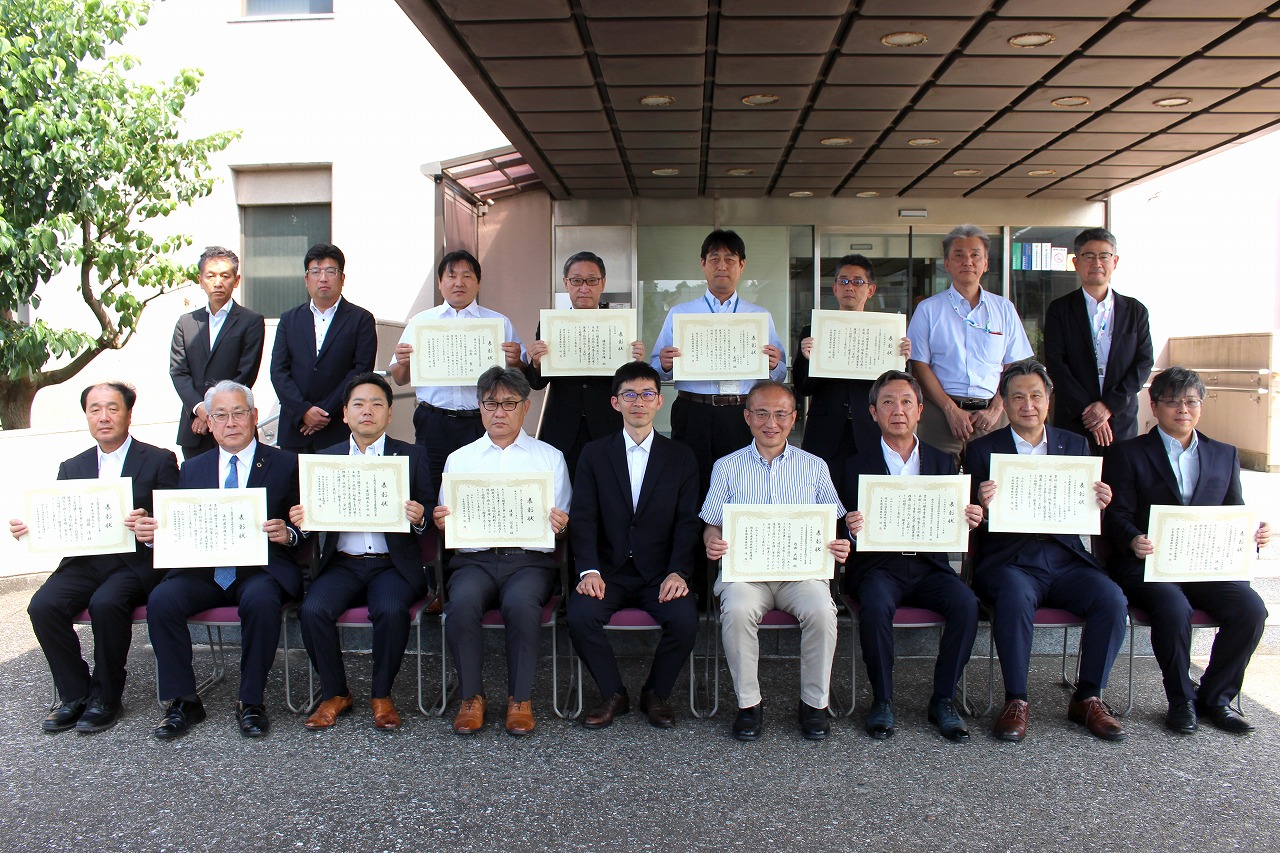 堤所長(前列中央)を囲む優良工事および優良業務関係受賞者