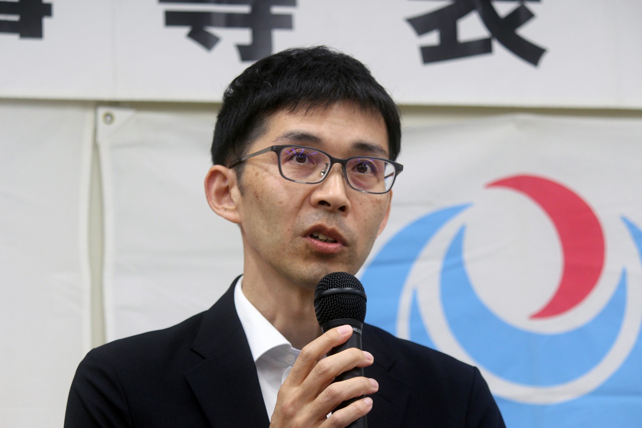 あいさつする堤所長