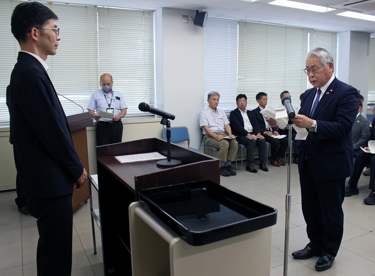 受賞者代表あいさつに立つ伊藤・進和建設代表取締役(右)