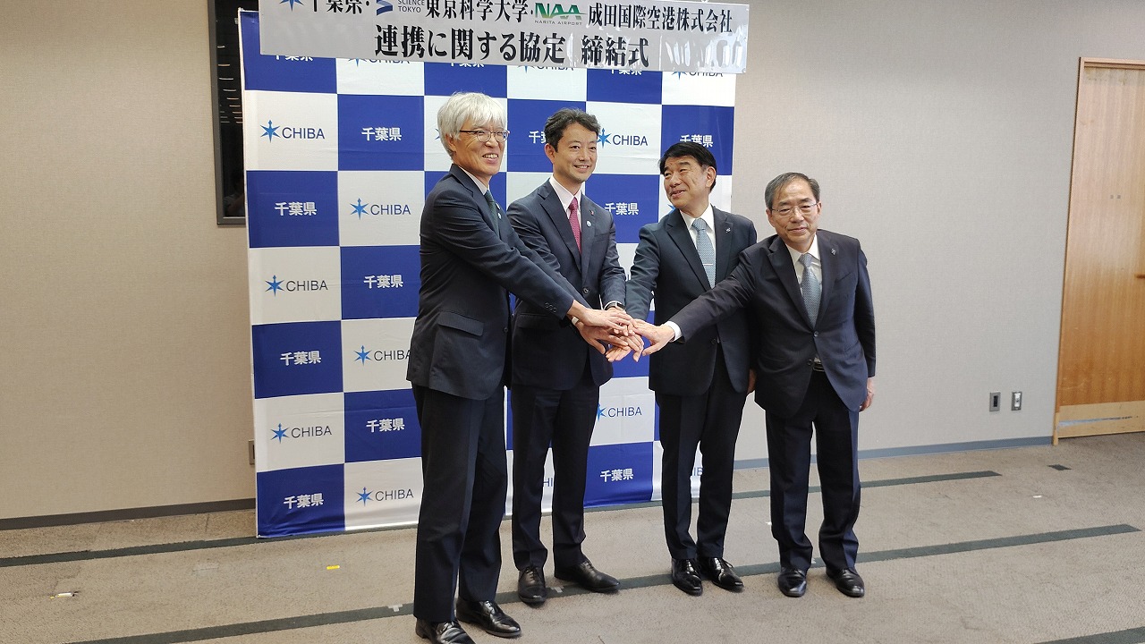 手を携える出席者