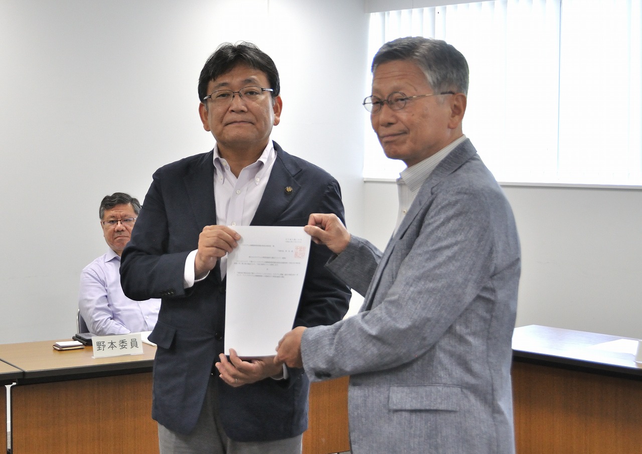 諮問書を手にする北原名誉教授(右)と神谷市長