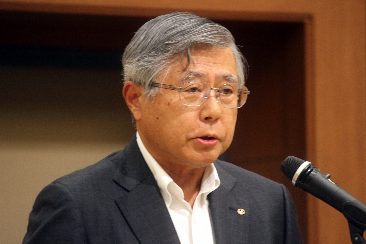 あいさつに立つ佐久間・代表世話人