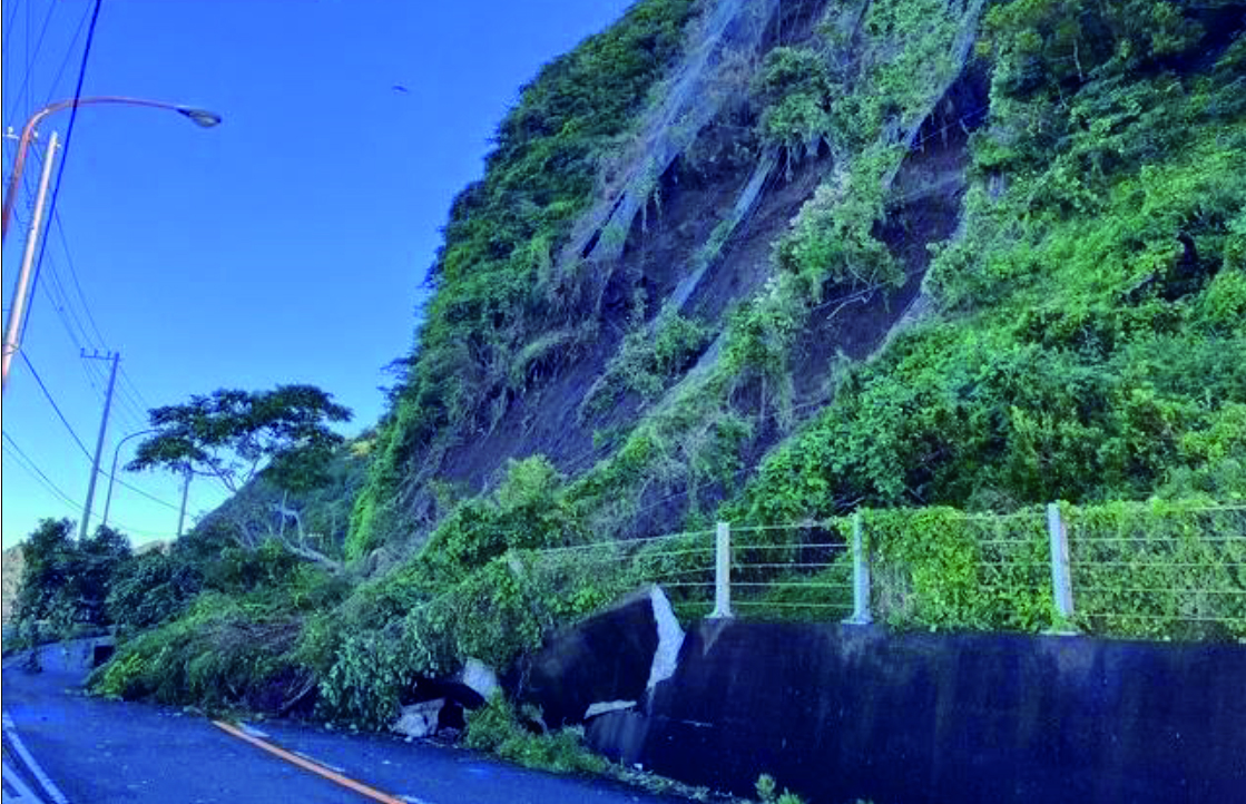被災した国道127号元名区間(富津市金谷地先)