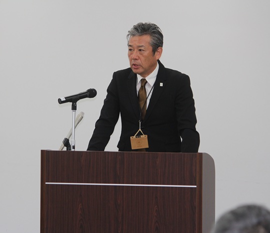 あいさつする神崎会長