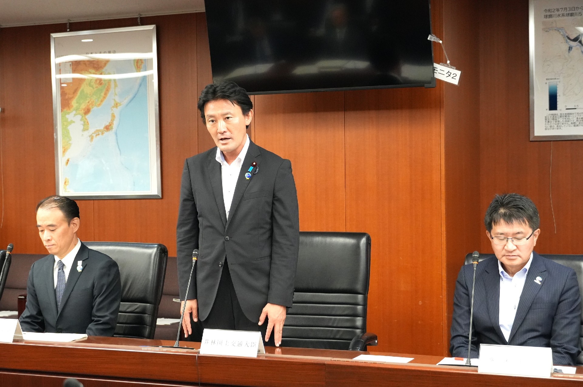 (左から)塩見事務次官、井林国交相、廣瀬技監