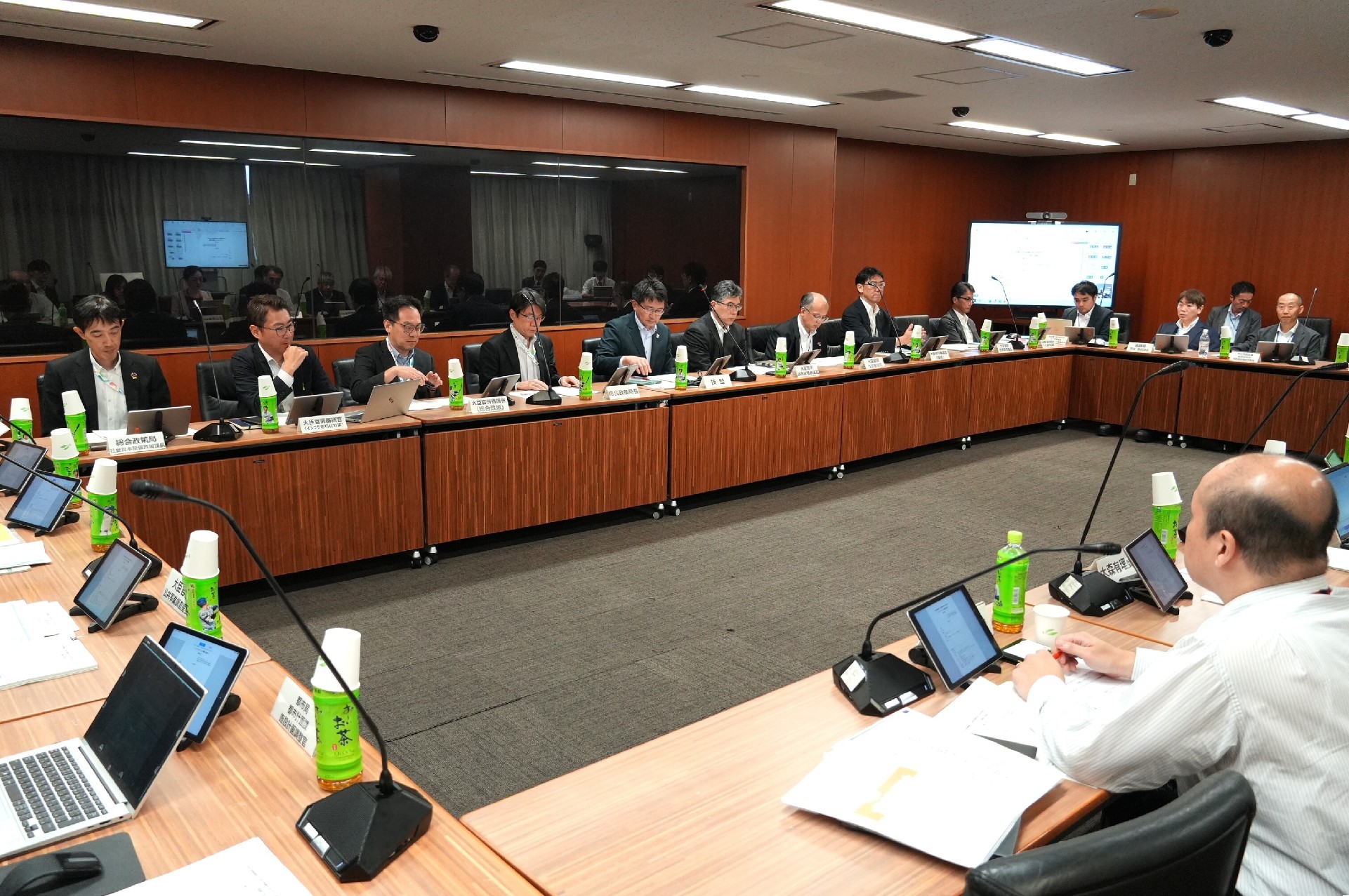 中間答申案を議論した