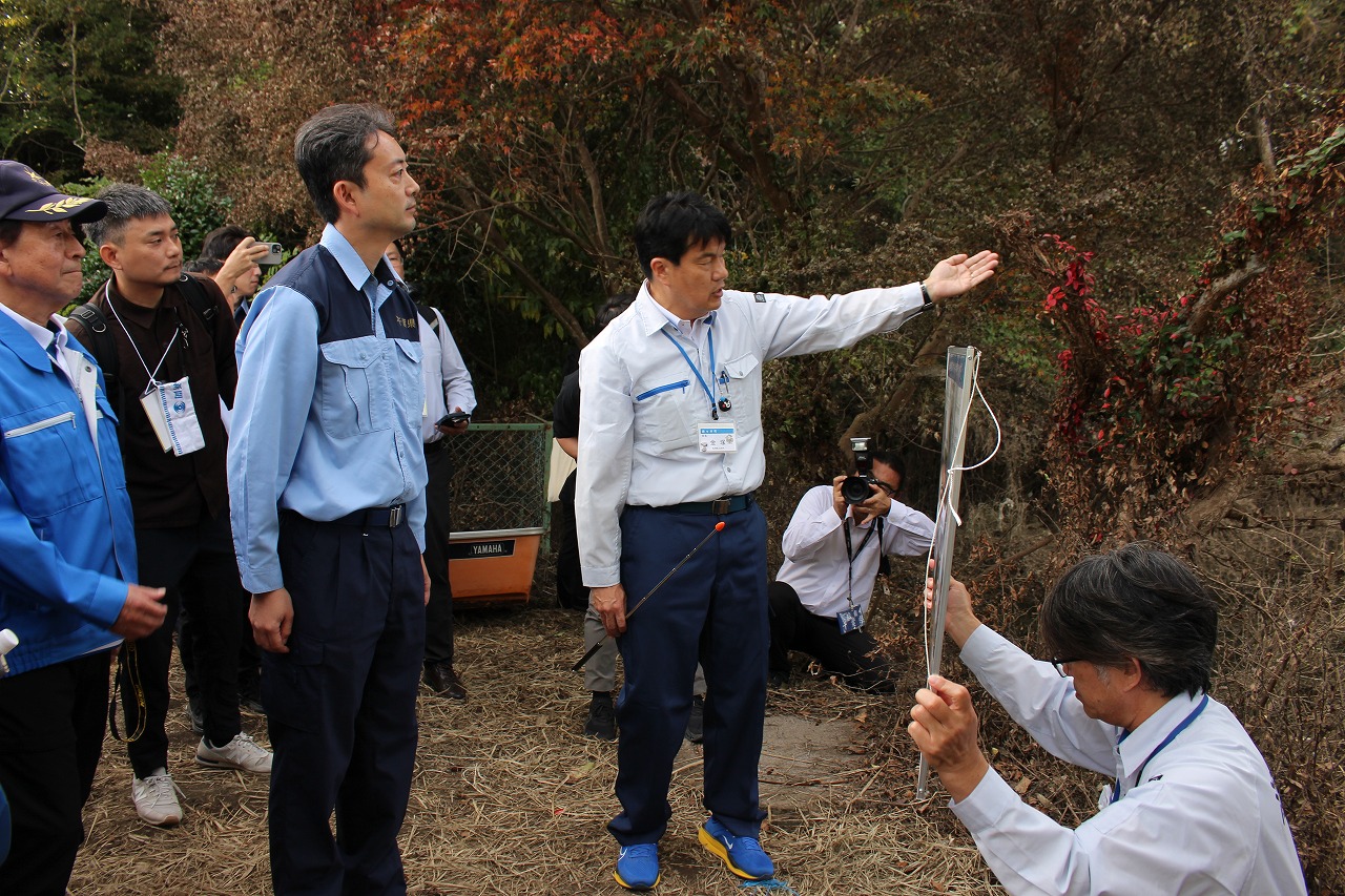 開運団地で熊谷知事(左)に被害状況などを説明する金塚町長