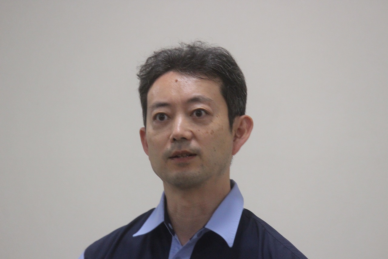 記者団の取材に応じる熊谷知事