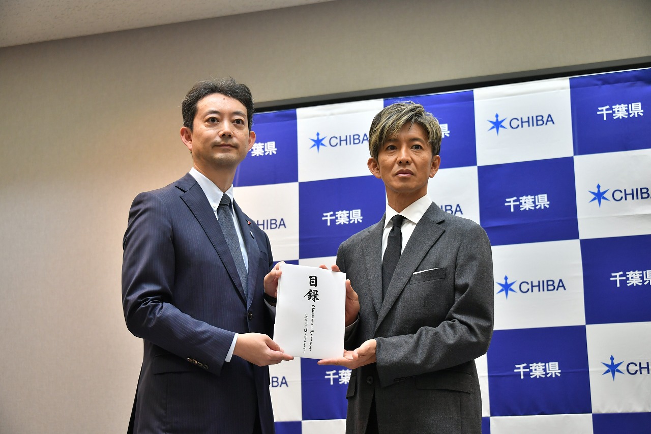 義援金の目録を手にする木村さん(右)と熊谷知事