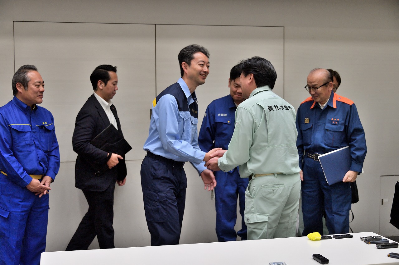 記者会見後に手を取り合う武部農水相(右)と熊谷知事