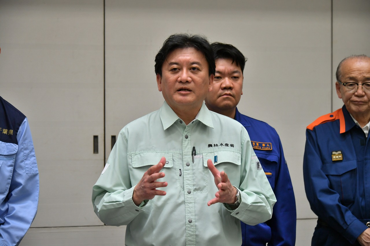 記者会見に応じる武部大臣